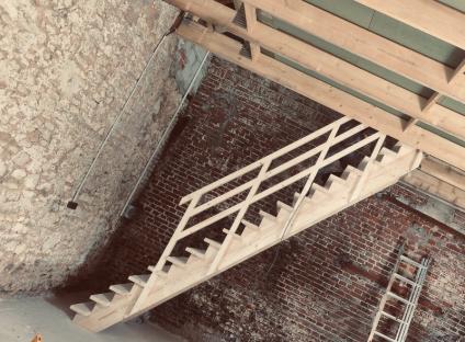 CREATION D'UN ESCALIER SUR MESURE MENANT D'UN GARAGE A UN GRENIER