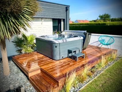 TERRASSE EN BOIS (ITAUBA) POUR LA POSE D'UNE JACUZZI // RANG-DU-FLIERS