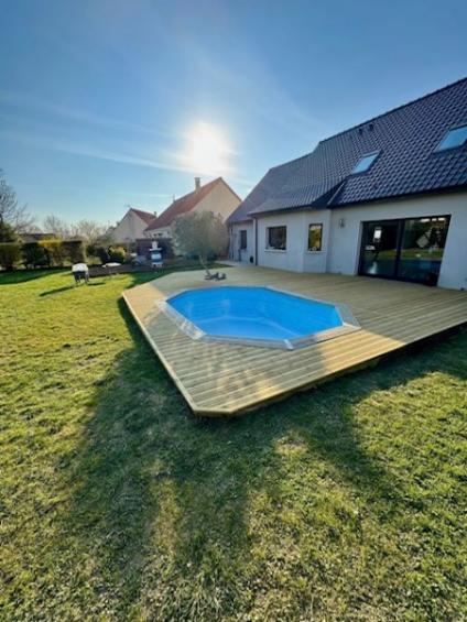 Construction d'une terrasse autour d'une piscine à Verton
