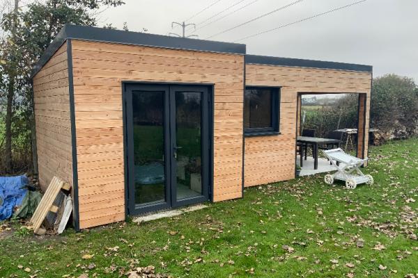 CREATION D'UN ABRI DE JARDIN ET DE SA TERRASSE COUVERTE 