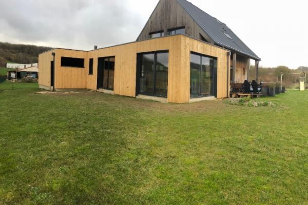 EXTENSION EN OSSATURE BOIS D'UNE MODERNE MAISON SITUEE DANS LE MONTREUILLOIS