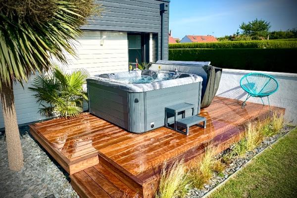CREATION D'UNE TERRASSE EN BOIS (ITAUBA) POUR ACCUEILLIR UN JACUZZI 